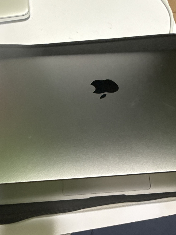 Apple MacBook Air M2 13-inch 256GB 8GB RAM 8-Core CPU 8-Core GPU