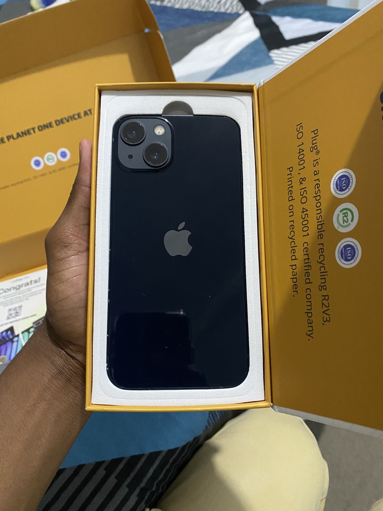 iPhone 13 Midnight 128GB (Unlocked) – Plug