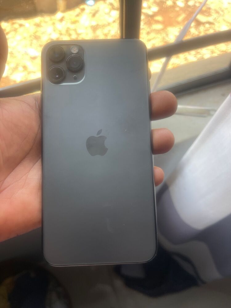 iPhone 11 Pro Max Space Gray 256GB (Unlocked) – Plug