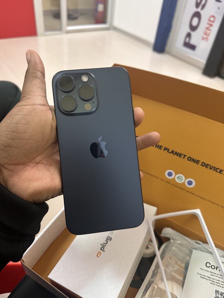 iPhone 15 Pro Max Black Titanium 256GB (Unlocked) – Plug