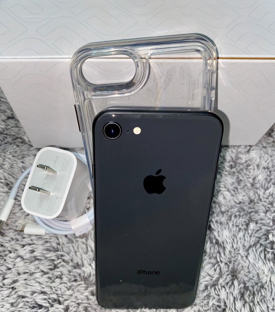 iPhone 8 Space Gray 64GB (Unlocked) – Plug