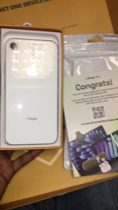 iPhone Xr White 64GB (Unlocked) – Plug