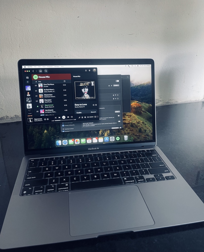 Apple MacBook Air M2 13-inch 256GB 8GB RAM 8-Core CPU 8-Core GPU