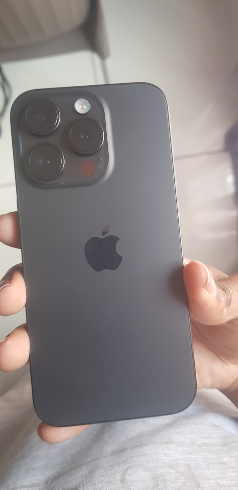 iPhone 15 Pro Black Titanium 256GB (Unlocked) – Plug
