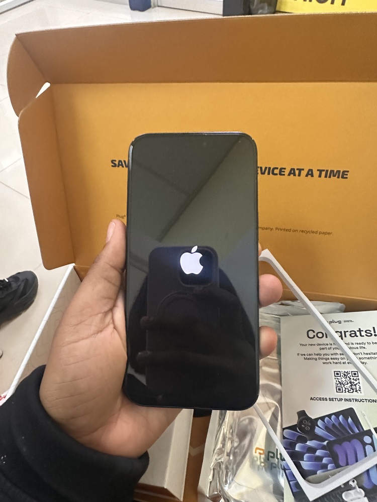 iPhone 15 Pro Max Black Titanium 256GB (Unlocked) – Plug