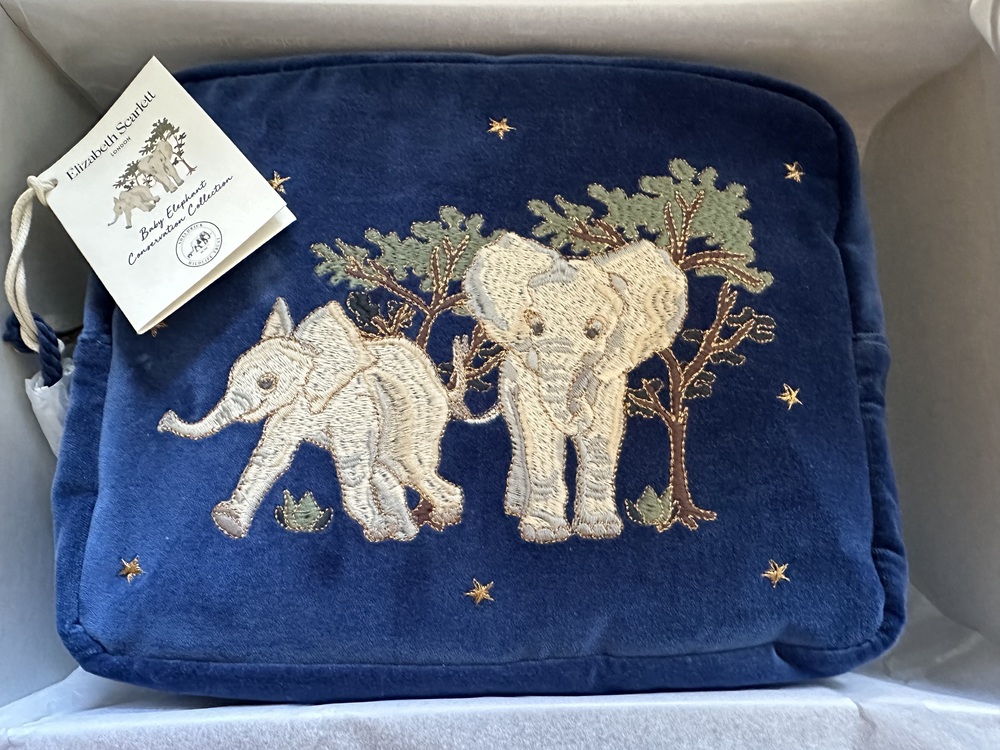 【新品】Elizabeth Scarlett Baby Elephant ポーチ Baby Elephant Conservation Everyday Pouch – Elizabeth Scarlett